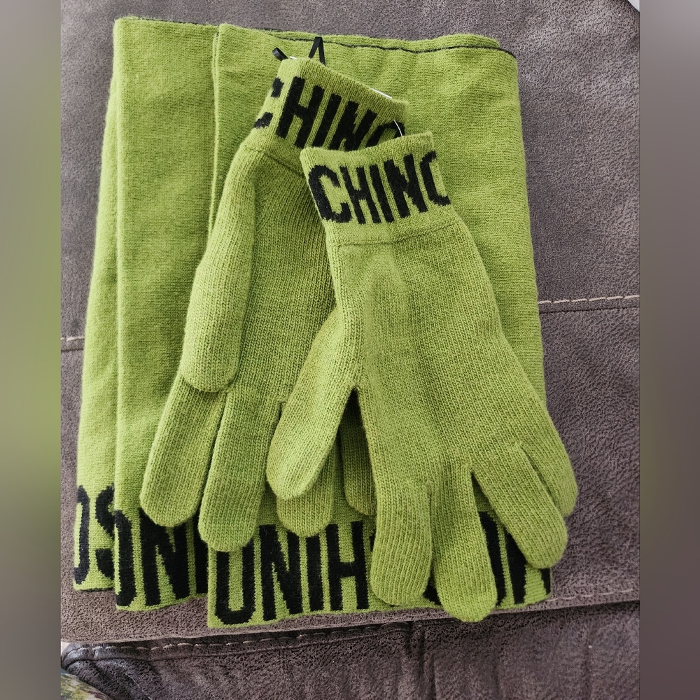 New unisex scarf and glove set Moschino. Green/black
